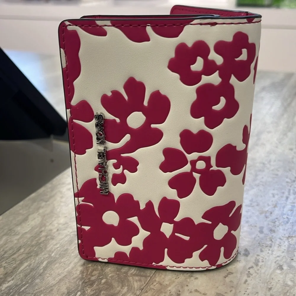 Michael Kors Jet Set Medium Floral Print Bi-Fold Wallet
Dragonfruit
NWT
Pink - Picture 16 of 16